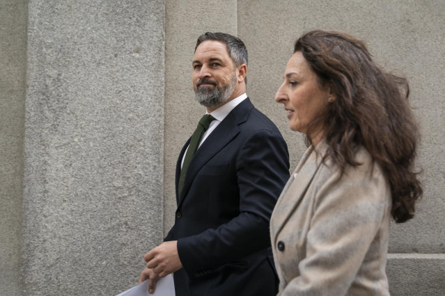Archivo - El líder de Vox, Santiago Abascal, y la responsable jurídica de la formación, Marta Castro