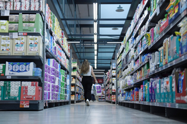 Archivo - Una persona hace la compra en la tienda Dia