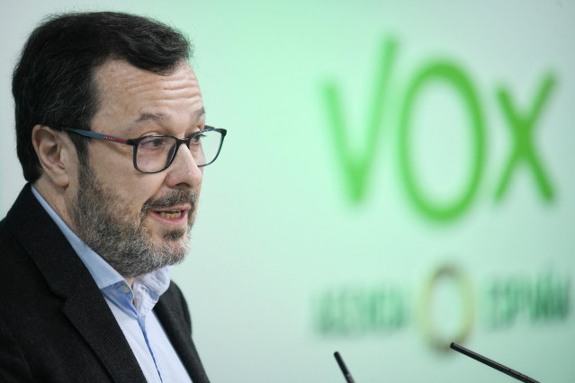 El nuevo portavoz de VOX, José Antonio Fúster, durante una rueda de prensa posterior a la reunión del Comité de Acción Política de Vox.