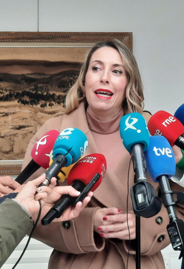 Archivo - Imagen de archivo de la presidenta de la Junta de Extremadura, María Guardiola, en declaraciones a los medios de comunicación