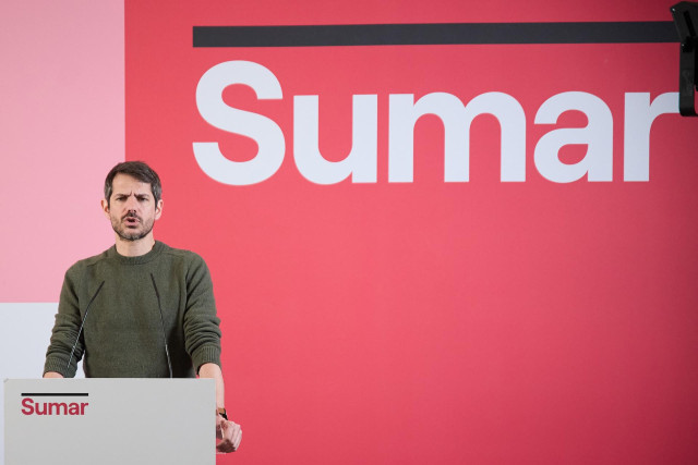 El portavoz de Sumar, Ernest Urtasun, durante una rueda de prensa