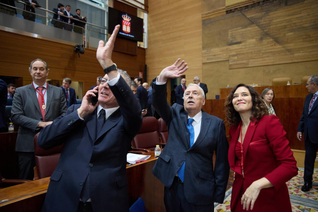 Archivo - (I-D) El exalcalde de Madrid Alberto Ruiz-Gallardón; el expresidente de la Comunidad de Madrid, Joaquín Leguina y la presidenta de la Comunidad de Madrid, Isabel Díaz Ayuso, saludan durante un pleno extraordinario en la Asamblea de Madrid, a 1 d