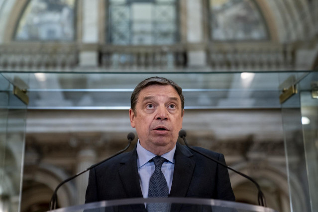 El ministro de Agricultura, Pesca y Alimentación, Luis Planas, ofrece una rueda de prensa tras su reunión con representantes del sector pesquero, en la sede del ministerio, a 22 de marzo de 2024, en Madrid (España).