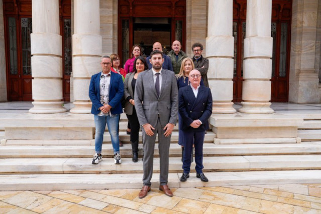 Antelo, en primer término, durante su visita a Cartagena