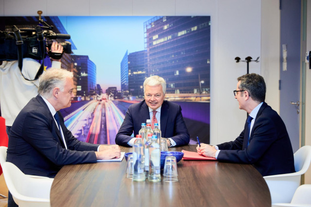 Archivo - (I-D) El vicesecretario de Institucional del PP, Esteban González Pons; el comisario de Justicia de la Unión Europea, Didier Reynders, y el ministro de Presidencia, Justicia y Relaciones con las Cortes, Félix Bolaños, durante una reunión