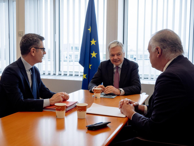 (I-D) El ministro de Presidencia, Justicia y Relaciones con las Cortes del Gobierno de España, Félix Bolaños; el comisario europeo de Justicia Didier Reynders y el vicesecretario de Institucional del PP, Esteban González Pons, durante una reunión en el Pa