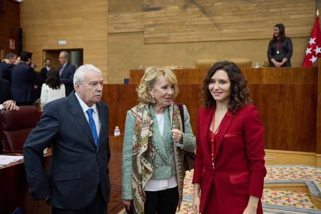 Archivo - (I-D) El expresidente de la Comunidad de Madrid, Joaquín Leguina; la expresidenta de la Comunidad de Madrid Esperanza Aguirre y la presidenta de la Comunidad de Madrid, Isabel Díaz Ayuso, durante un pleno extraordinario en la Asamblea de Madrid,