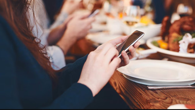 Mujer usando un teléfono móvil