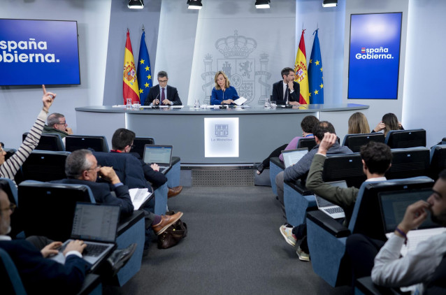 El ministro de la Presidencia, Justicia y Relaciones con las Cortes, Félix Bolaños; la ministra portavoz, Pilar Alegría, y el ministro de Cultura, Ernest Urtasun, este martes en la rueda de prensa del Consejo de Ministros.
