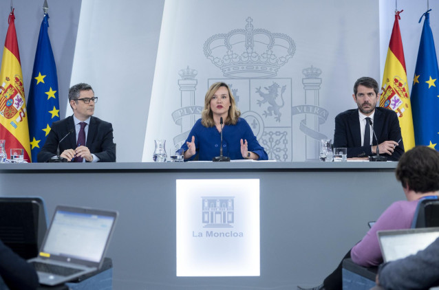 El ministro de la Presidencia, Justicia y Relaciones con las Cortes, Félix Bolaños; la ministra portavoz, Pilar Alegría, y el ministro de Cultura, Ernest Urtasun, este martes en la rueda de prensa del Consejo de Ministros.