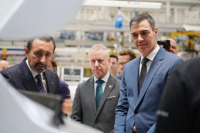 El lehendakari, Iñigo Urkullu (c) y el presidente del Gobierno, Pedro Sánchez (d), durante una visita en la planta de Mercedes Vitoria, a 25 de marzo de 2024, en Vitoria-Gasteiz, Álava, País Vasco (España). Mercedes Vitoria ha dado a conocer hoy las obras