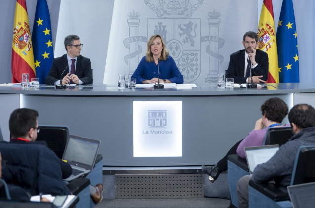 (I-D) El ministro de la Presidencia, Justicia y Relaciones con las Cortes, Félix Bolaños; la ministra Portavoz, de Educación,  Formación Profesional y Deporte, Pilar Alegría y el ministro de Cultura, Ernest Urtasun en rueda de prensa.