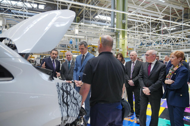 El presidente del Gobierno, Pedro Sánchez (d), durante su visita de este martes a la planta de Mercedes Vitoria