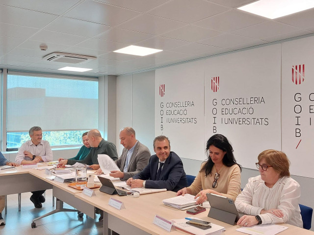 El conseller de Educación y Universidades, Antoni Vera, en la reunión de la Mesa Sectorial de Educación