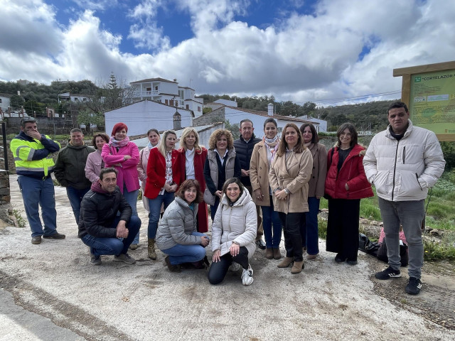 La secretaria general del PSOE de Huelva y senadora, María Eugenia Limón, junto a alcaldes de la sierra.
