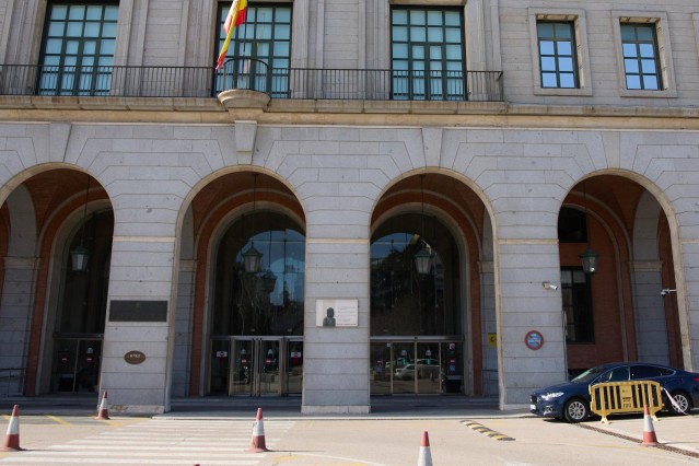 Archivo - Entrada al ministerio de Transportes