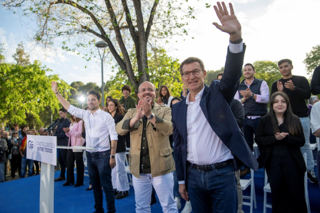 Archivo - El presidente del Partido Popular (PP) de España, Alberto Núñez Feijoo, interviene junto al líder del PP catalán, Alejandro Fernández, en un acto de precampaña