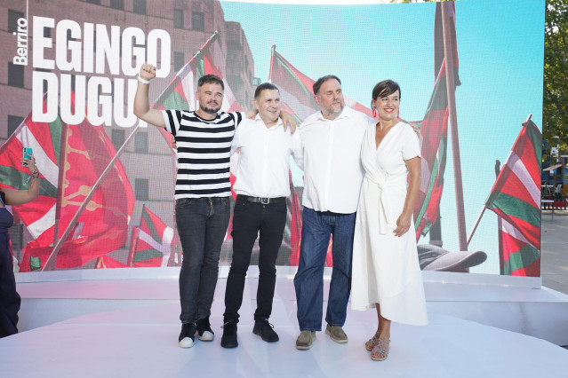 Archivo - (I-D) El candidato al Congreso de ERC, Gabriel Rufián; el coordinador general de EH Bildu, Arnaldo Otegi; el presidente de ERC, Oriol Junqueras, y la candidata al Senado de EH Bildu, Jasone Agirre, durante un acto político de EH Bildu y ERC, a 1