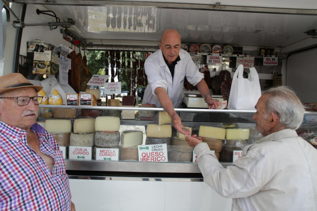 Archivo - Una persona comprando alimentos en un mercado