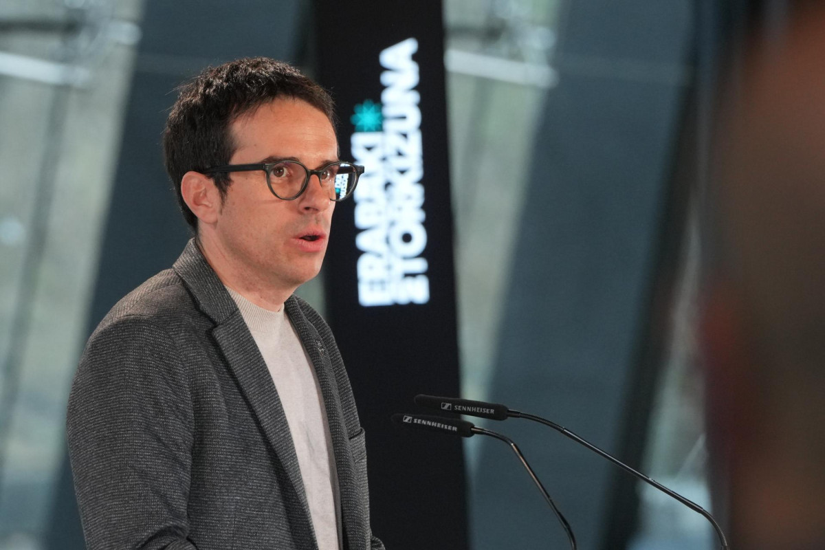 Archivo - El candidato de EH Bildu a Lehendakari, Pello Otxandiano, interviene durante un acto político de EH Bildu, en el Museo Balenciaga, a 25 de febrero de 2024, en Getaria,Gipuzkoa