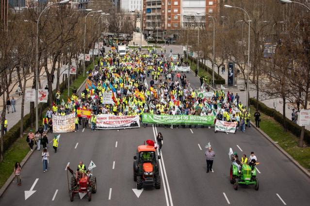 Decenas de personas durante una nueva jornada de protestas de agricultores y ganaderos,