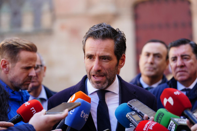 El vicesecretario de Cultura y portavoz del PP, Borja Sémper, atiende a los medios de comunicación durante el acto de investidura como Doctor Honoris Causa de la USAL, a título póstumo, a Miguel de Unamuno, en el paraninfo de la USAL, a 6 de marzo de 2024