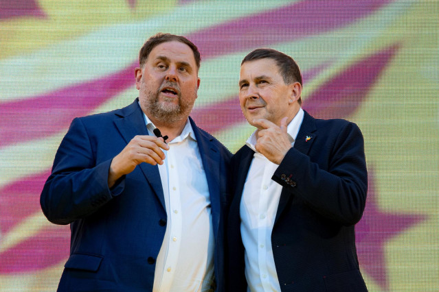 Archivo - El presidente de ERC Oriol Junqueras, y el coordinador de EH Bildu Arnaldo Otegi en un mitin
