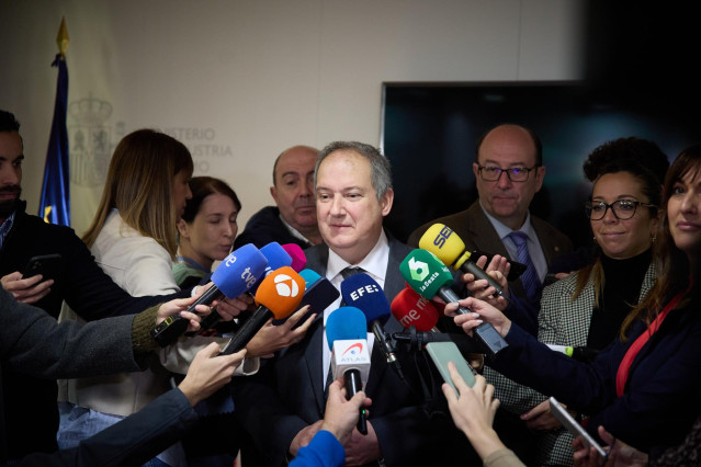 El ministro de Industria y Turismo, Jordi Hereu, ofrece declaraciones a los medios tras una rueda de prensa sobre el sector turístico en España, en la sede del Ministerio, a 27 de marzo de 2024, en Madrid (España).
