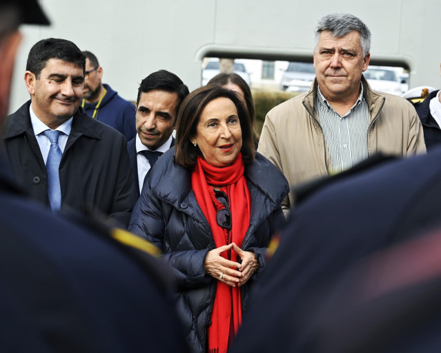 Archivo - El alcalde de Ferrol, José Manuel Rey (2i) y la ministra de Defensa, Margarita Robles, durante su visita a las instalaciones del Arsenal de Ferrol, a 14 de diciembre de 2023, en Ferrol, A Coruña, Galicia (España). Robles participa hoy en la pres