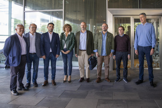 Archivo - El presidente del PP de Cataluña, Alejandro Fernández (3d), y el alcalde de Madrid, José Luis Martínez-Almeida (2d), en una foto de archivo junto a otros dirigentes del PP.