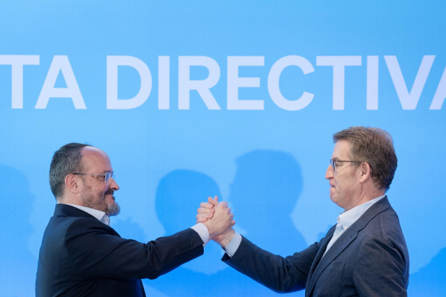 El candidato del PP a las elecciones catalanas, Alejandro Fernández, y el líder del PP, Alberto Núñez Feijóo.