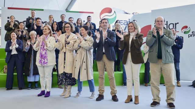 Archivo - El candidato a lehendakari del PNV, Imanol Pradales, con el presidente del EBB del PNV, Andoni Ortuzar, y la presidenta del BBB, Itxaso Atutxa, en la presentación de candidaturas por Bizkaia