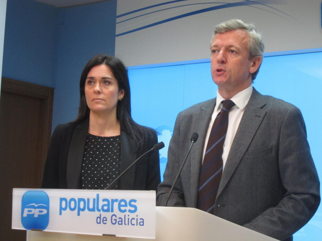 Archivo - Alfonso Rueda y Paula Prado (PPdeG) en rueda de prensa