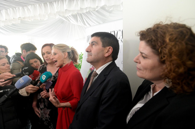 La vicepresidenta segunda del Gobierno, Yolanda Díaz, atiende a medios durante la inauguración de la XXXII Mostra do Encaixe de Camariñas, a 27 de marzo de 2024, en Camariñas, A Coruña, Galicia (España). La Mostra cuenta con un bagaje de 33 años de histor