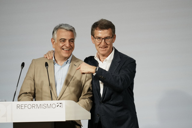El candidato del PP a Lehendakari, Javier de Andrés (i) y el presidente del PP, Alberto Núñez Feijóo (d), durante la presentación del libro del presidente del PP Vasco y candidato a lehendakari, a 22 de marzo de 2024, en Bilbao