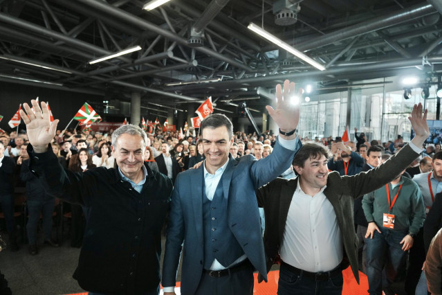 (I-D) El expresidente del Gobierno, José Luis Rodríguez Zapatero, el presidente del Gobierno y secretario general del PSOE, Pedro Sánchez, y el secretario general del PSE-EE y candidato a Lehendakari, Eneko Andueza, durante el acto de homenaje al expresid