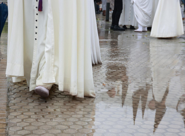 Nazarenos de la Hermandad del Cautivo de San Pablo salen de la Iglesia tras suspenderse por la lluvia su estación de penitencia, archivo