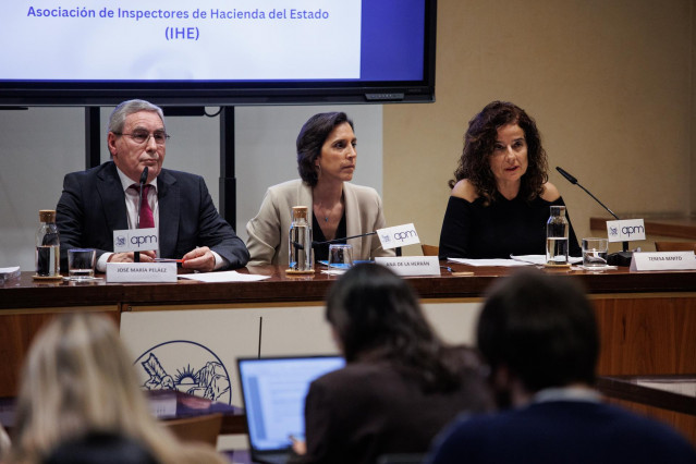 (I-D) El inspector de Hacienda y miembro de la Asociación de Inspectores de Hacienda del Estado (IHE), José María Peláez; la  presidenta de la Asociación de Inspectores de Hacienda del Estado (IHE), Ana de la Hernán y la vicepresidenta primera de la Asoci