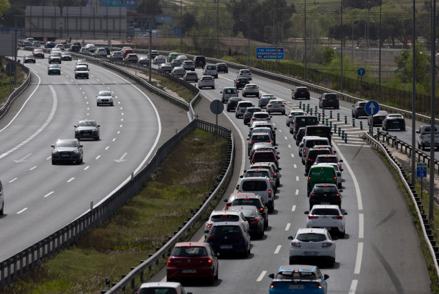 Vehículos circulan por la la A5 durante el comienzo de la operación salida de las vacaciones de Semana Santa 2024, a 22 de marzo de 2024, en Madrid (España).