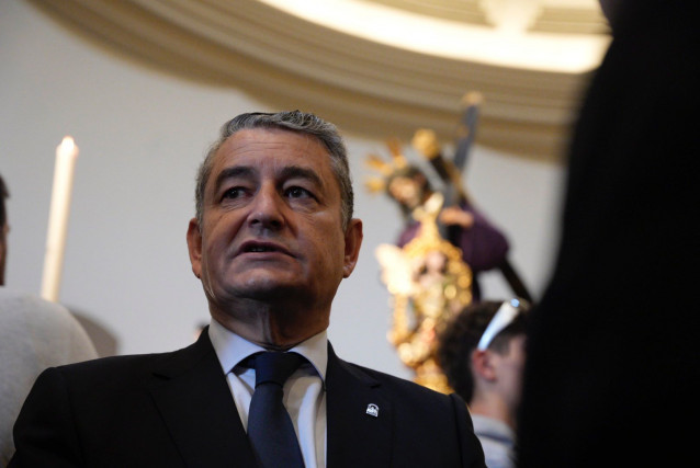 El consejero de la Presidencia, Interior, Diálogo Social y Simplificación Administrativa, Antonio Sanz, en una visita a la hermandad de El Gran Poder de Sevilla.