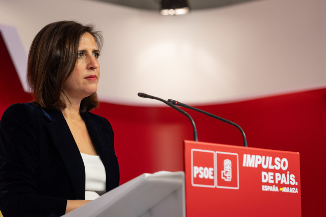 La portavoz del PSOE, Esther Peña, en una comparecencia en la sede del partido en la calle Ferraz