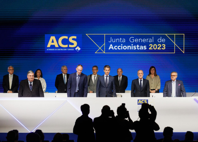 Archivo - El presidente y el consejero delegado del grupo ACS,  Florentino Pérez (2d), y Juan Santamaría (3d), durante la Junta General de Accionistas del Grupo ACS,  a 5 de mayo de 2023, en Madrid (España).