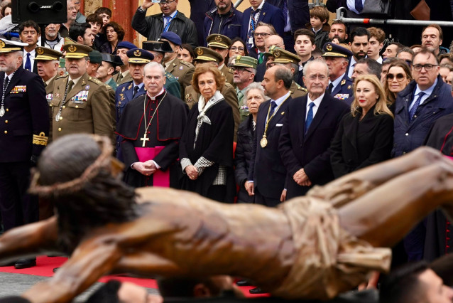 La reina Sofía preside el traslado del Cristo de la Buena Muerte en Málaga
