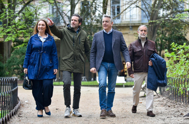 El candidato a lehendakari del PP, Javier de Andres, el vicesecretario de Cultura y porrtavoz dl PP,  Borja Sémper, y la cabeza de lista por Gipuzkoa, Muriel Larrea, en un acto en la plaza Gipuzkoa, en Donostia/San Sebastian