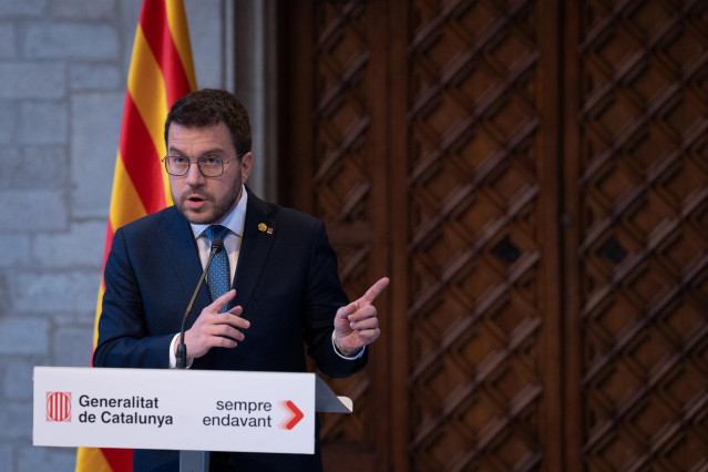 El presidente de la Generalitat, Pere Aragonès, comparece ante los medios, en el Palau de la Generalitat, a 13 de marzo de 2024, en Barcelona, Catalunya (España). Aragonés ha anunciado este miércoles, 13 de marzo, la convocatoria de elecciones anticipadas