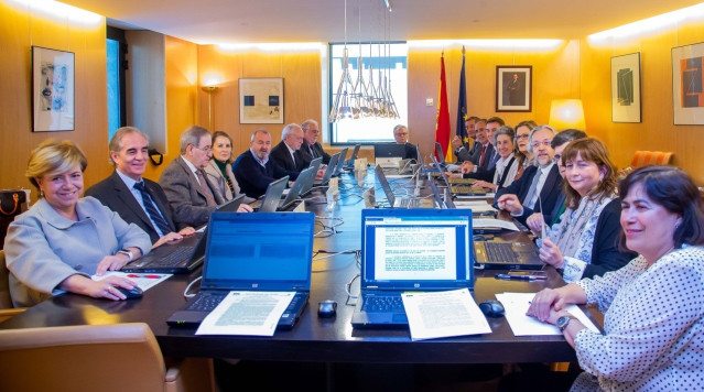 Archivo - Miembros de la JEC en una reunión en una imagen de archivo.