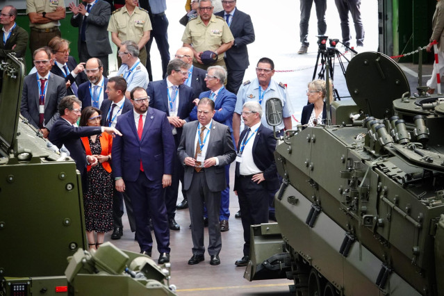 Archivo - La ministra de Defensa, Margarita Robles, y el presidente del Principado en funciones, Adrián Barbón, durante una visita a la fábrica de Santa Bárbara Sistemas en Trubia, a 30 de junio de 2023, en Turbia, Asturias (España). La ministra visita pe