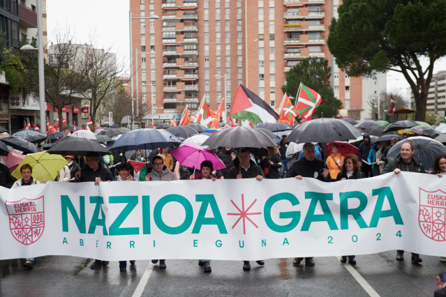 Manifestación de EH Bildu con motivo del Aberri Eguna. Portan la pancarta Pello Otxandiano, Laura Aznal, Arnaldo Otegi, Joseba Asiron y Pernando Barrena.
