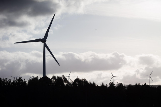 Varios aerogeneradores en el parque eólico de Vilachá, a 15 de marzo de 2024, en Lugo, Galicia (España). Dicho parque, que se encuentra entre los concellos lucenses de Ourol y Muras, ha visto paralizada (por el Tribunal Superior de Xustiza de Galicia) su