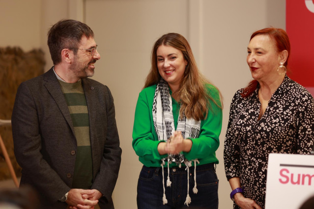 La candidata a lehendakari de Sumar., Alba García, con el cabeza de lista por Gipuzkoa, Andeka Larrea, y la represnetante de Equo Berdeak, Carmen Muñoz